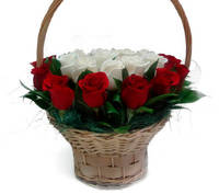Корзина алые и белые розы