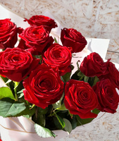 Красные розы в оформлении