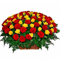 Корзина из красных и желтых роз