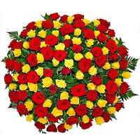 Корзина из красных и желтых роз