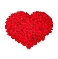 Сердце из алых роз